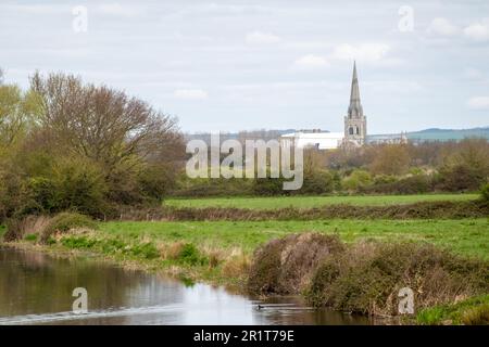 Vue sur la cathédrale de Chichester depuis le canal du bateau West Sussex Angleterre Banque D'Images