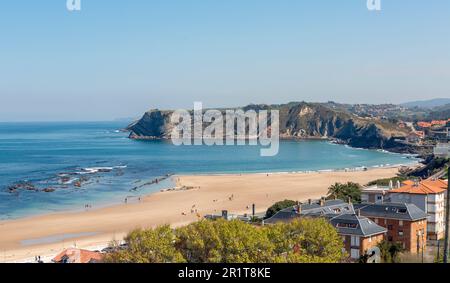 photo de la hauteur de la plage sur la côte espagnole de cantabrie Banque D'Images