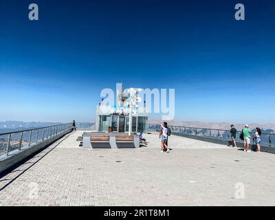 terrasse d'observation au sommet de la montagne. des jumelles sont installées en haut pour observer la montagne par le dessus. visite touristique dans un pays chaud Banque D'Images