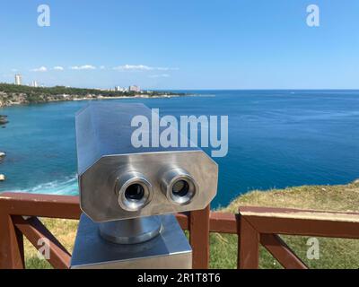 Une terrasse d'observation sur le remblai, équipée de jumelles d'observation fixes avec vue sur la mer et le port. Banque D'Images