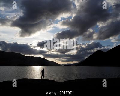 Nuages du soir au-dessus du Loch Hourn, baie de Barrisdale depuis Eilean Choinnich, Knoydart Banque D'Images