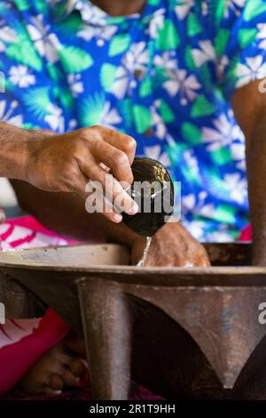 Fidji, Lautoka, village des hautes terres de Yavuna. Cérémonie traditionnelle de kava. Trempez de l'eau de kava avec de la noix de coco. Banque D'Images