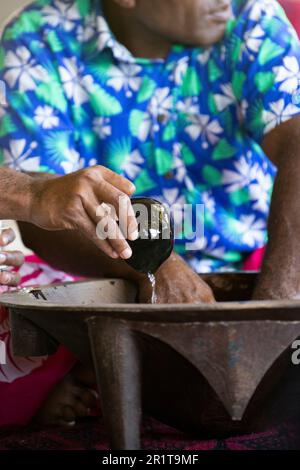 Fidji, Lautoka, village des hautes terres de Yavuna. Cérémonie traditionnelle de kava. Trempez de l'eau de kava avec de la noix de coco. Banque D'Images