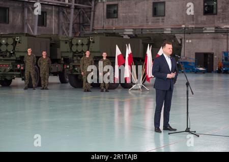 Le ministre de la Défense nationale, Mariusz Blaszczak, prend la parole au cours de la cérémonie à la base militaire 1st de transport Aviation à Varsovie. Sur 15 mai à Varsovie à la base militaire 1st de transport aérien à Varsovie, Mariusz Blaszczak, Vice-Premier ministre - le ministre de la Défense nationale a participé à la livraison en Pologne des premiers lance-roquettes Himars pour l'armée polonaise. La livraison des premiers morceaux des M142 lance-roquettes HIMARS est le résultat du contrat de février 2019 pour l'acquisition de Le premier module d'escadron de tir de plusieurs lance-roquettes HImars dans le 'American con Banque D'Images