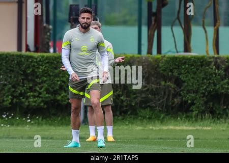 Carnago, Italie. 15th mai 2023. Olivier Giroud, de l'AC Milan, se réchauffe lors de la session d'entraînement de l'AC Milan au centre sportif de Milanello, avant leur demi-finale de la Ligue des champions de l'UEFA deuxième jambe contre le FC Internazionale au stade San Siro, Milan, Italie sur 15 mai 2023 Credit: Live Media Publishing Group/Alay Live News Banque D'Images