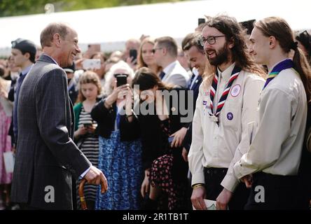 Le duc d'Édimbourg s'entretient avec ses invités alors qu'il accueille des jeunes du programme de prix du duc d'Édimbourg dans le jardin de Buckingham Palace, à Londres. Date de la photo: Lundi 15 mai 2023. Banque D'Images