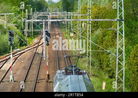 Deutsche Bahn après avoir quitté Papenburg en direction de Leer. Les signaux sont rouges. Banque D'Images