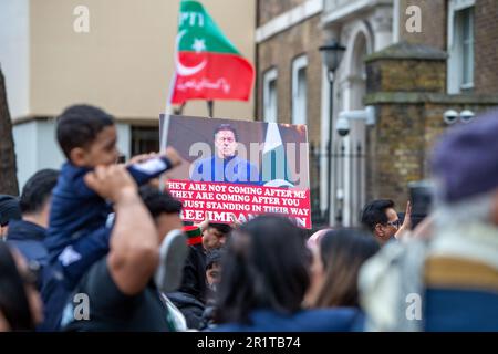 Londres, Royaume-Uni. 13 mai 2023. Les manifestants se sont rassemblés en face de Downing Street pour demander la démission de l'actuel dirigeant pakistanais et la libération du journaliste Imran Riaz Khan, arrêté en février de cette année. Abdullah Bailey/Alamy Live News Banque D'Images