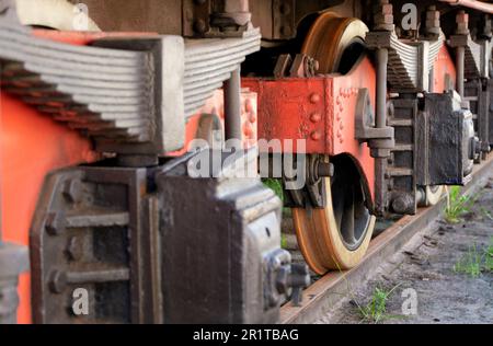 Roues, ressorts amortisseurs et roulements d'essieu d'un ancien wagon. Banque D'Images