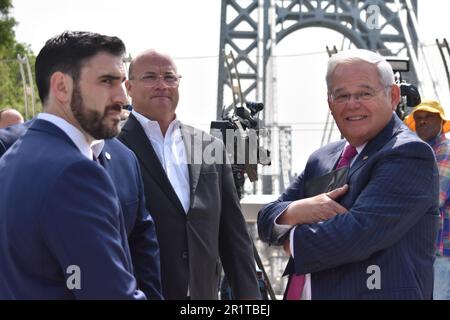 ÉTATS-UNIS Le sénateur Bob Menendez discute avec d'autres dirigeants de sa proposition de loi sur la taxe sur la congestion. ÉTATS-UNIS. Le sénateur Bob Menendez (D-N.J.) s'est joint aux représentants locaux, aux avocats et aux dirigeants des entreprises et des transports pour annoncer la loi qu'il présente aux États-Unis Le Sénat concernant la taxe de New York sur le prix des embouteillages pour les conducteurs et les petites entreprises du New Jersey. L'événement a eu lieu au pont George Washington à fort Lee, dans le New Jersey, le sénateur Bob Menendez fait également l'objet d'une enquête pour savoir si lui et sa femme ont pris de façon inappropriée de l'argent et des cadeaux des propriétaires d'une entreprise de viande halal dans le Banque D'Images