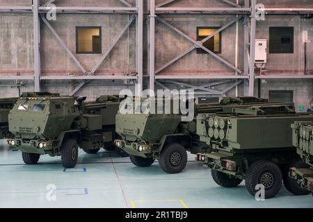 Des lance-roquettes Himars sont placés sur des véhicules militaires à la base militaire 1st de transport Aviation à Varsovie. Sur 15 mai à Varsovie à la base militaire 1st de transport aérien à Varsovie, Mariusz Blaszczak, Vice-Premier ministre - le ministre de la Défense nationale a participé à la livraison en Pologne des premiers lance-roquettes Himars pour l'armée polonaise. La livraison des premiers morceaux des M142 lance-roquettes HIMARS est le résultat du contrat de février 2019 pour l'acquisition de Le premier module de tir d'escadron de lance-roquettes multiples HIMARS dans la « configuration américaine ». S Banque D'Images