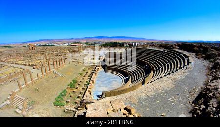 Ruines romaines de Timgad, Algérie. Panorama depuis le théâtre. Banque D'Images