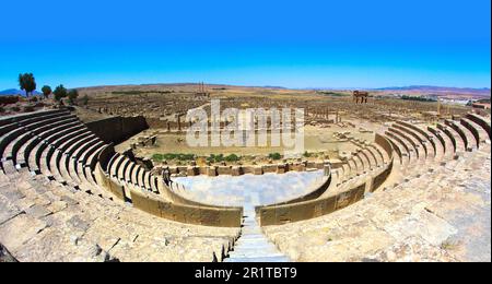Ruines romaines de Timgad, Algérie. Panorama depuis les sièges du théâtre. Banque D'Images