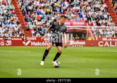 ALBACETE, ESPAGNE - MAI 14: Antonio Blanco de Deportivo Alaves pilotez la balle pendant le match entre le Real Albacete Balompie et le Deportivo Alaves de la Liga Smartbank sur 14 mai 2023 à l'Estadio Carlos Belmonte à Albacete, Espagne. (Photo de Samuel Carreño/ Credit: PX Images/Alamy Live News Banque D'Images