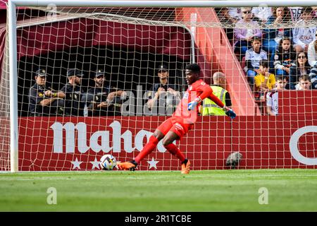 ALBACETE, ESPAGNE - MAI 14: Jésus Owono de Deportivo Alaves passe la balle pendant le match entre le Real Albacete Balompie et les Deportivo Alaves de la Liga Smartbank sur 14 mai 2023 à l'Estadio Carlos Belmonte à Albacete, Espagne. (Photo de Samuel Carreño/ Credit: PX Images/Alamy Live News Banque D'Images