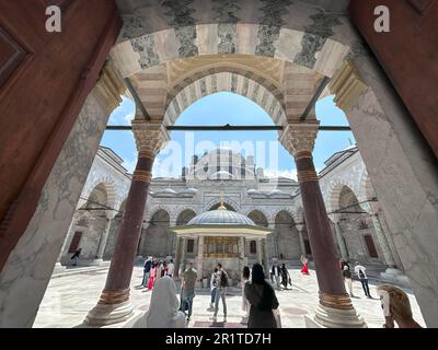 Vue sur la mosquée Beyazit à Istanbul. Mosquée Beyazit 16th siècle mosquée impériale ottomane vue de la place Beyazit ou de la place de la liberté Banque D'Images