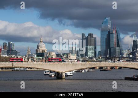 Deux nouveaux bus Routemaster traversent le pont Waterloo au-dessus de la Tamise avec le dôme de St. La cathédrale Pauls et les gratte-ciels de la ville de Londres Banque D'Images