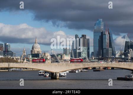 Deux nouveaux bus Routemaster traversent le pont Waterloo au-dessus de la Tamise avec le dôme de St. La cathédrale Pauls et les gratte-ciels de la ville de Londres Banque D'Images