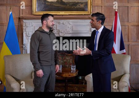 Au cours de sa visite au Royaume-Uni, le président de l’Ukraine, Volodymyr Zelensky, a rencontré le Premier ministre du Royaume-Uni, Rishi Sunak. Le Chef de l'Etat a exprimé sa gratitude au Chef du Gouvernement britannique et à tous les peuples de Grande-Bretagne pour leur soutien à l'Ukraine. « En cette période de défis, en ce moment difficile et décisif pour notre peuple, en particulier pour nos soldats, lorsque nous nous préparons à des mesures contre-offensives et que nous avons besoin de succès, vous êtes avec nous, vous aidez - l'ensemble du Royaume-Uni, votre gouvernement et vous personnellement. Banque D'Images