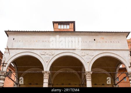 Sienne, Italie - 7 avril 2022 : la Loggia della Mercanzia, également appelée dei Mercanti ou di San Paolo, est située à l'arrière de la Piazza del Campo à Sienne, Banque D'Images