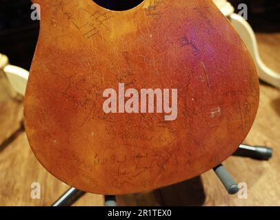 Une guitare acoustique 1960s Rosetti Egmond 276 Toledo signée par une série de stars de musique icônes qui ont joué ou assisté en tant qu'invités sur le Top of the POPS de la BBC est exposée à Julien's Auctions Music Icons avant-première de presse lundi, 15 mai 2023 à New York. Julien's Auctions une gamme spectaculaire d'artefacts est offerte dans la première vente aux enchères de musique de l'industrie, icônes de musique, qui a lieu vendredi, 19 mai, samedi, 20 mai, et dimanche, 21 mai 2023 live au Hard Rock Cafe de New York et en ligne à Julien's Live. Photo de John Angelillo/UPI Banque D'Images