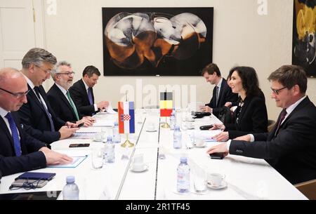 Zagreb, Croatie. 15th mai 2023. Croatie le Premier ministre Andrej Plenkovic et le ministre des Affaires étrangères Hadja Lahbib ont pris la photo lors d'une réunion bilatérale lors d'une visite de travail du ministre belge des Affaires étrangères dans la région des Balkans, le lundi 15 mai 2023, à Zagreb, en Croatie. BELGA PHOTO VIRGINIE LEFOUR crédit: Belga News Agency/Alay Live News Banque D'Images