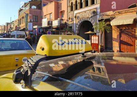 Marrakech, Maroc - 17 janvier 2019 : panneau taxi jaune en arabe sur le toit d'un taxi jaune. Banque D'Images