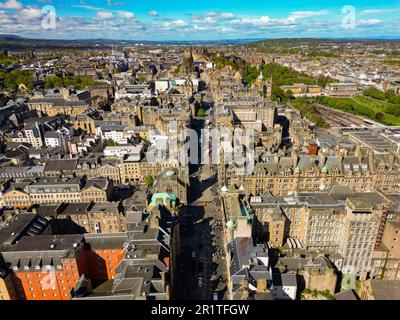 Vue aérienne depuis un drone le long du Royal Mile dans la vieille ville d'Édimbourg, en Écosse, au Royaume-Uni Banque D'Images