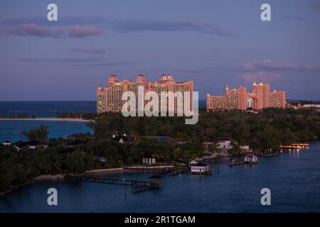 Nassau, Bahamas-16 janvier 2023: L'Atlantis Resort et Paradise Island sont vus dans cette vue de haut angle après le coucher du soleil. Banque D'Images