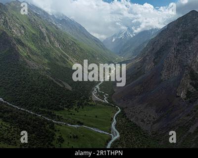 Vue aérienne de la gorge d'Alamedin près de Bishkek, Kirghizistan. Banque D'Images