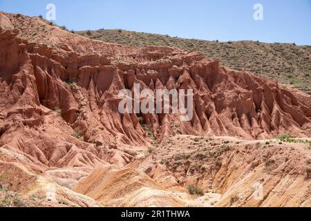 Photo panoramique du désert aride du Canyon de Skazka au Kirghizistan. Banque D'Images