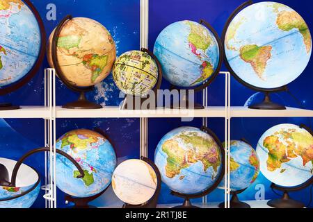 Globes géographiques dans un magasin Banque D'Images