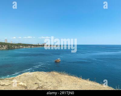 mer avec de l'eau bleue, propre et salée. un bateau avec des touristes flotte sur l'eau. pêche en eau de mer. vacances en mer. excursion en yacht. station balnéaire. Banque D'Images