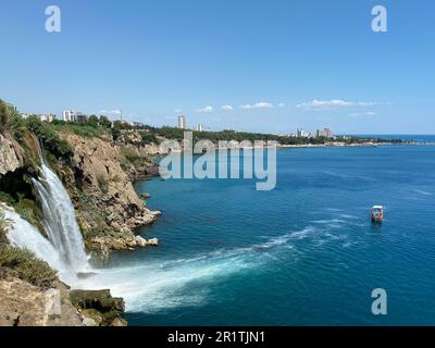 Turquie Antalya - excursion en bateau de loisirs le long de la côte avec grotte de la mer vue depuis le sommet de la falaise. Banque D'Images