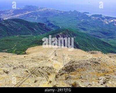 montagnes dans un pays chaud. au sommet de la verdure, des arbres et des arbustes. sur la montagne il y a des lignes pour soulever les touristes en téléphérique. loisirs. Banque D'Images