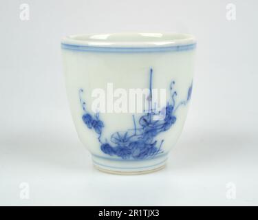 Ancienne coupe de vin en porcelaine japonaise bleue et blanche datant de 19th ans Banque D'Images