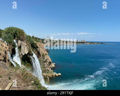 Les chutes tombent d'une falaise rocheuse tombant d'environ 40 m dans la mer Méditerranée dans des nuages d'eau étonnants. Photo de la destination de tourisme et de voyage à Antal Banque D'Images