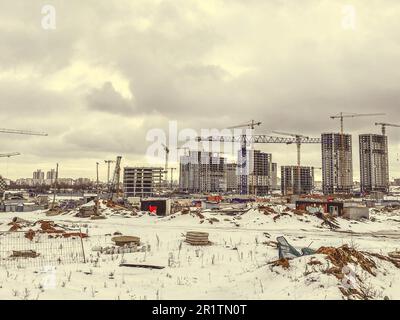 construction de maisons, un centre commercial à partir de blocs de béton dans la ville. construction d'un nouveau quartier résidentiel en hiver. haut, bu de plusieurs étages Banque D'Images