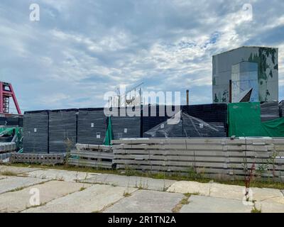 Boîtes avec équipement sur le site de construction d'une usine dans un entrepôt de stockage en plein air pour le stockage de matériaux et d'équipements industriels. Banque D'Images