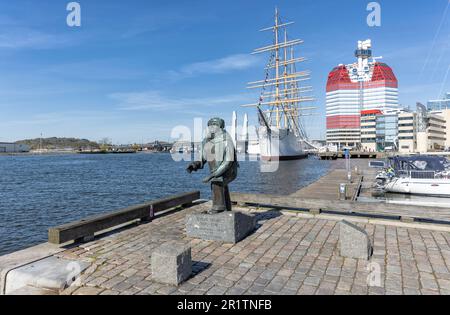 Statue d'Evert Taube à côté du canal de Gota avec Lappstiftet - le Lipstick et le bateau-restaurant d'hôtel Viking Barken. Göteborg 400 ans. Banque D'Images