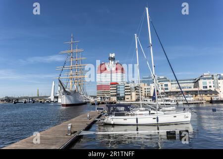 Bateaux dans le port de Lilla Bommens, Lappstiftet - le Lipstick et Barken Viking hôtel-restaurant navire dans le canal de Gota. Göteborg 400 ans. Banque D'Images