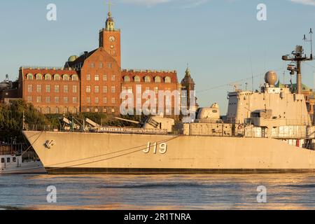 Lumière du soir sur le HMS Smaland, destroyer de classe Halland dans le musée flottant Maritiman du canal de Gota et ancien bâtiment de l'école de navigation. Göteborg Banque D'Images