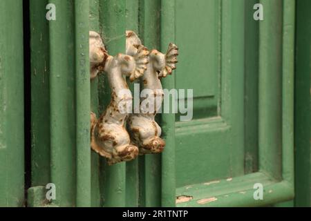 Poignées de porte de dauphin sur de vieilles portes en bois, vieille ville, Lagos, Algarve, Portugal Banque D'Images