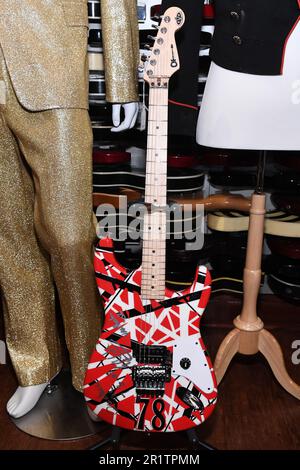 New York, États-Unis. 15th mai 2023. Van Halen: Eddie Van Halen Stage-joué 2004 Charvel EVH Art Series 78 électrique GUIT, ar (avec photo), est. $30 000-50 000 est prévisualisé avant la vente aux enchères au Hard Rock Cafe à New York, NY on 15 mai 2023. Julien's Auctions présentera plus de 1 200 morceaux d'histoire de rock et de roller aux enchères 'Music Icons' de 19-21 mai. (Photo par Efren Landaos/Sipa USA) crédit: SIPA USA/Alay Live News Banque D'Images