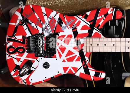 New York, États-Unis. 15th mai 2023. Van Halen: Eddie Van Halen Stage-joué 2004 Charvel EVH Art Series 78 électrique GUIT, ar (avec photo), est. $30 000-50 000 est prévisualisé avant la vente aux enchères au Hard Rock Cafe à New York, NY on 15 mai 2023. Julien's Auctions présentera plus de 1 200 morceaux d'histoire de rock et de roller aux enchères 'Music Icons' de 19-21 mai. (Photo par Efren Landaos/Sipa USA) crédit: SIPA USA/Alay Live News Banque D'Images