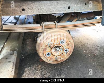 Vieux freins à tambour usés rouillés d'un camion, voiture. Réparation de suspension automobile. Remplacement de la roue. Banque D'Images