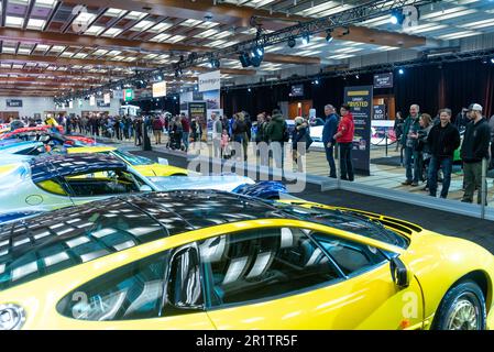 Toronto, ON, Canada - 14 février 2020 : les visiteurs voient les voitures présentées au salon international de l'auto du Canada 2020 (du 15 au 25 février), dans le Grand Toronto Banque D'Images