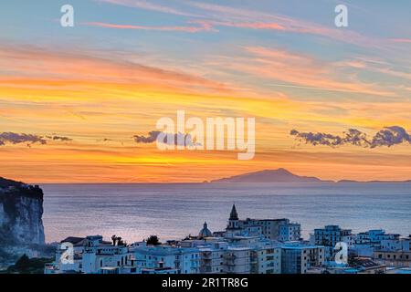 Une vue magnifique sur un coucher de soleil sur l'île d'Ischia, la baie de Naples Banque D'Images