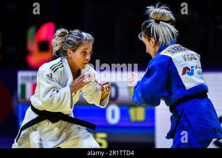 Doha, Qatar, 8 mai 2023. Distria Krasniqi du Kosovo est en compétition contre Odette Giuffrida de l'Italie lors du match féminin de la médaille de bronze -52kg lors des Championnats du monde de judo 2023 - jour 2 à Doha, Qatar. 8 mai 2023. Crédit : Nikola Krstic/Alay Banque D'Images