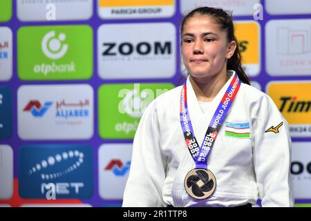 Doha, Qatar, 8 mai 2023. Diyora Keldiyorova d'Ouzbékistan posant avec la médaille d'argent sur le podium lors de la cérémonie de remise des médailles des femmes -52kg pendant les Championnats du monde de judo 2023 - jour 2 à Doha, Qatar. 8 mai 2023. Crédit : Nikola Krstic/Alay Banque D'Images